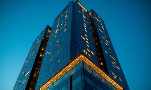 مبنى تجاري حديث في الكويت ليلاً